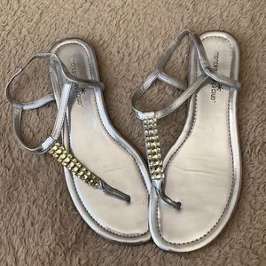 Silver sandals, flat heel, yellow embellishment.